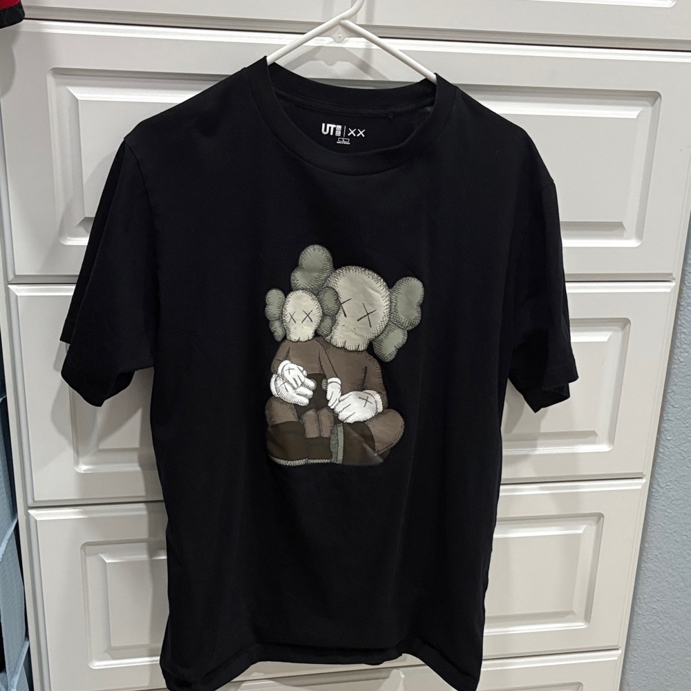 Uniqlo Black T-Shirt with Artistic Graphic